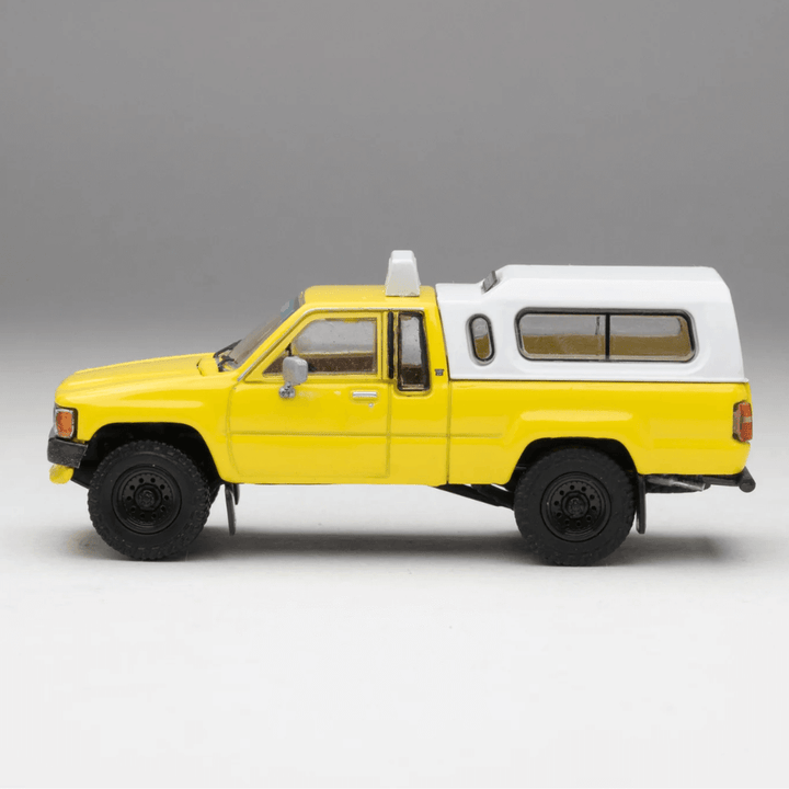 Toyota Hilux Xtracab SR5 4x4 Work Truck Exclusive GCD 1/64