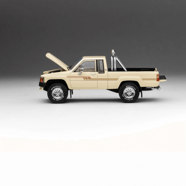 Toyota 1985 Hilux SR5 Xtracab Exclusive 1/64 Beige with Accessories