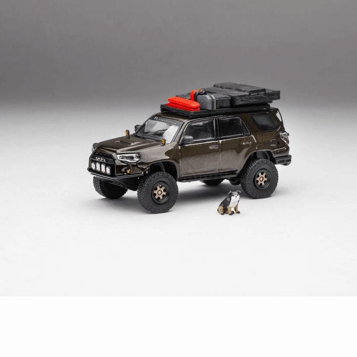 Toyota 4Runner Pre-Runner (Madpews) Exclusive GCD 1/64 with dog and accessories