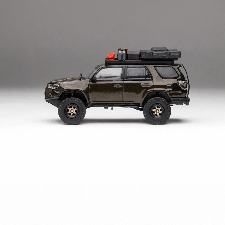 Toyota 4Runner Pre-Runner (Madpews) Exclusive GCD 1/64 with dog and accessories