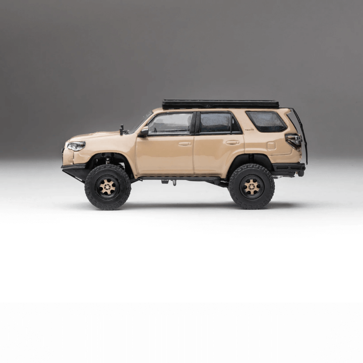 Toyota 4Runner Pre-Runner (Madpews) Exclusive GCD 1/64 with dog and accessories