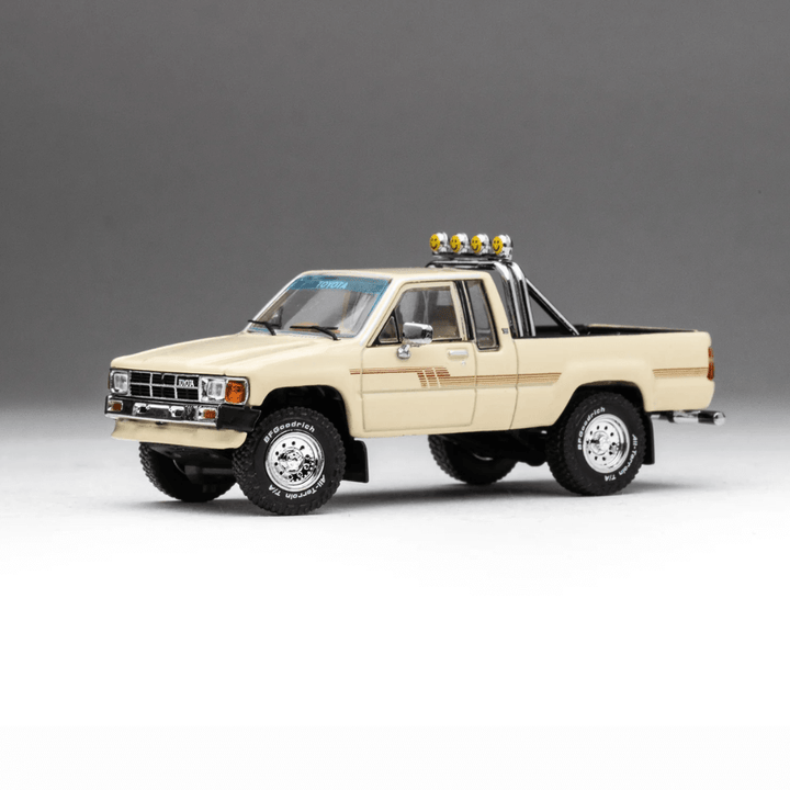 Toyota 1985 Hilux SR5 Xtracab Exclusive 1/64 Beige with Accessories