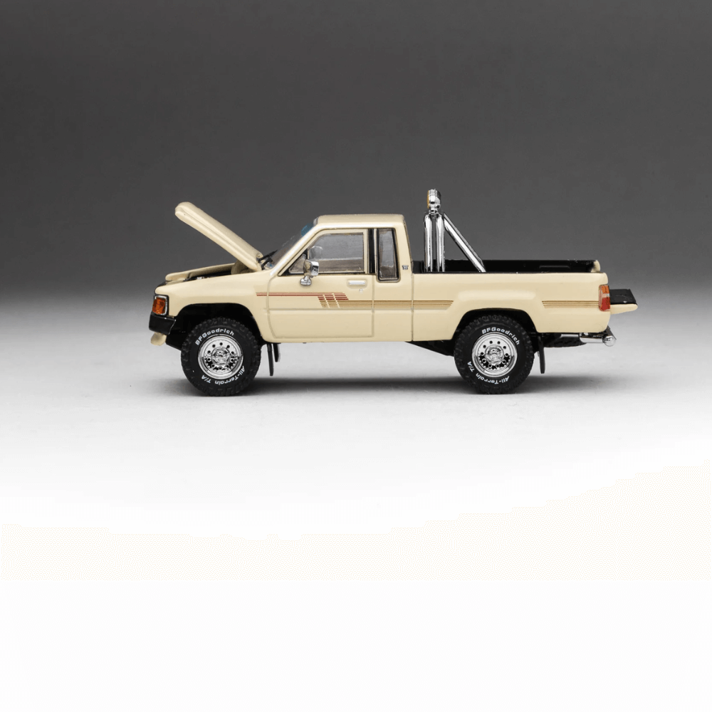 Toyota 1985 Hilux SR5 Xtracab Exclusive 1/64 Beige with Accessories