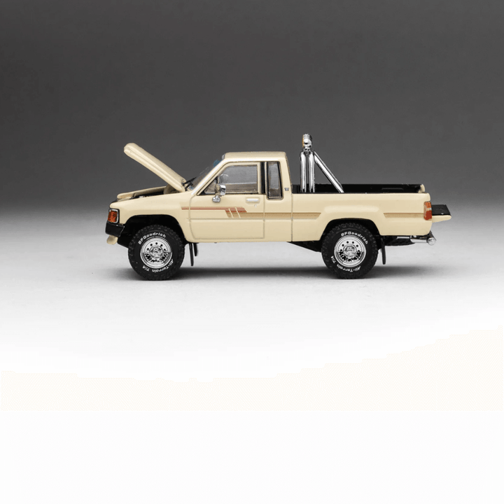 Toyota 1985 Hilux SR5 Xtracab Exclusive 1/64 Beige with Accessories